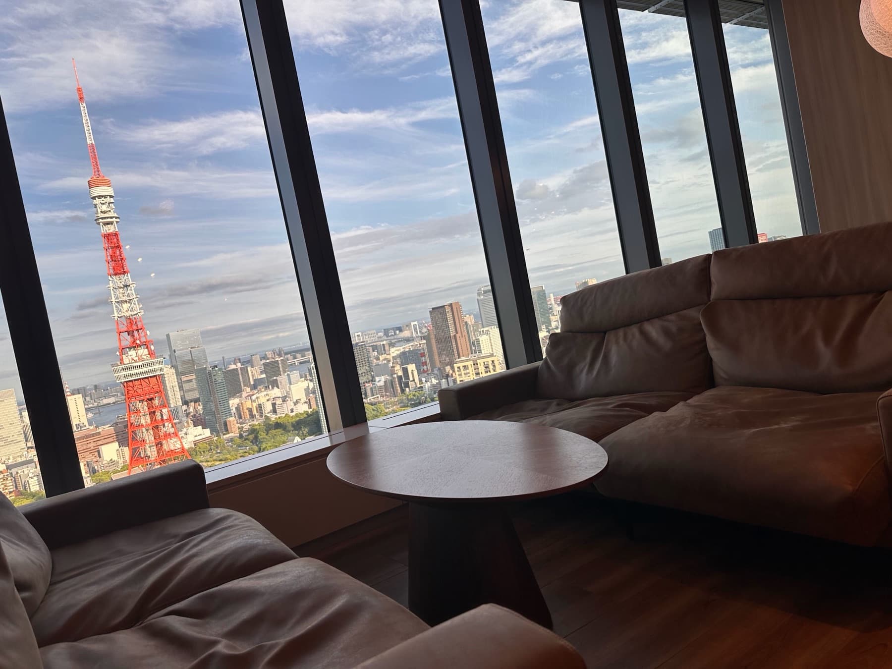東京タワーと都心の街並みを一望する窓際のソファラウンジ